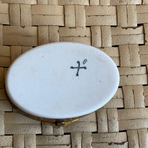 VINTAGE FLORAL PORCELAIN TRINKET BOX - Picture 8 of 9